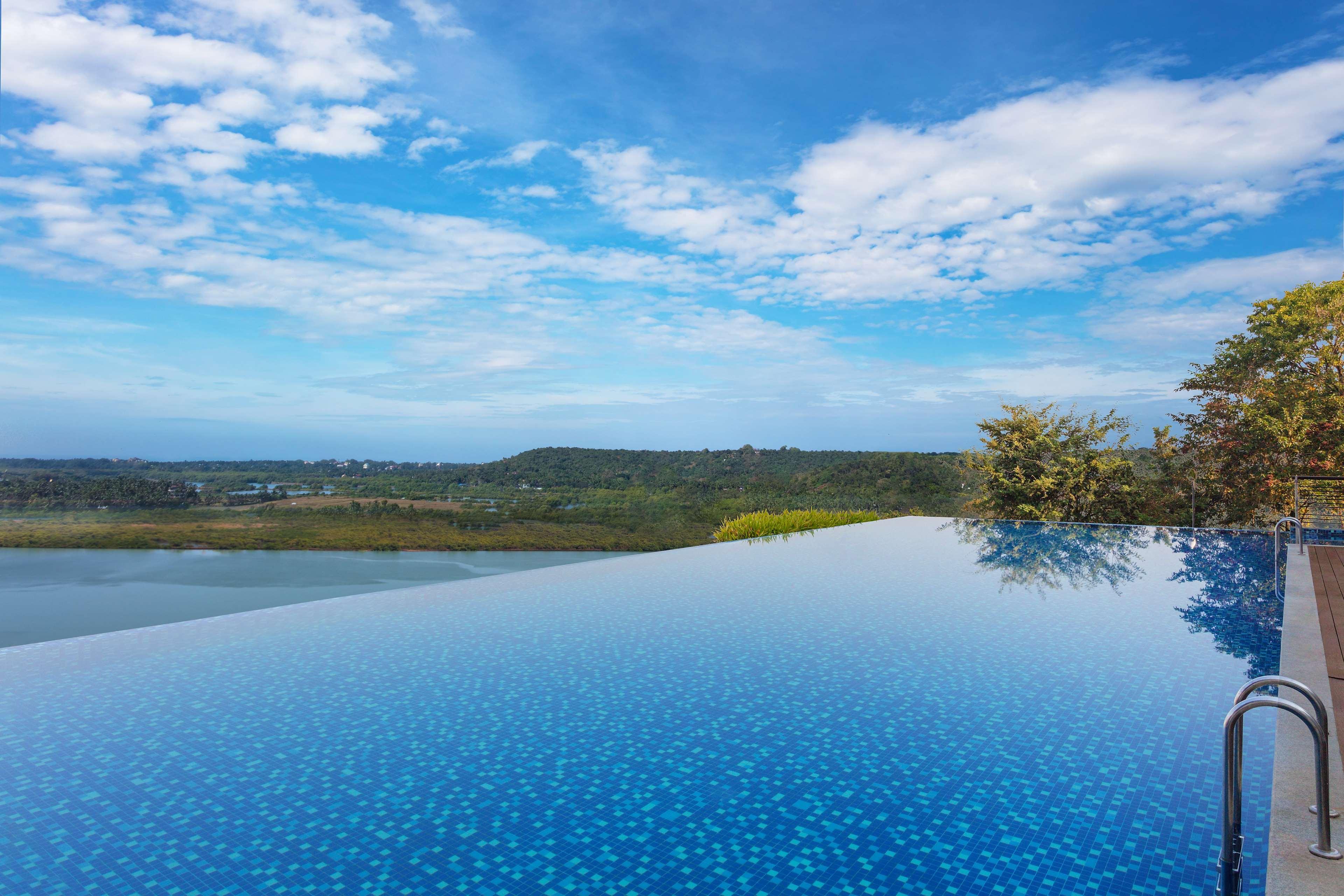 Doubletree By Hilton Goa - Panaji Otel Dış mekan fotoğraf